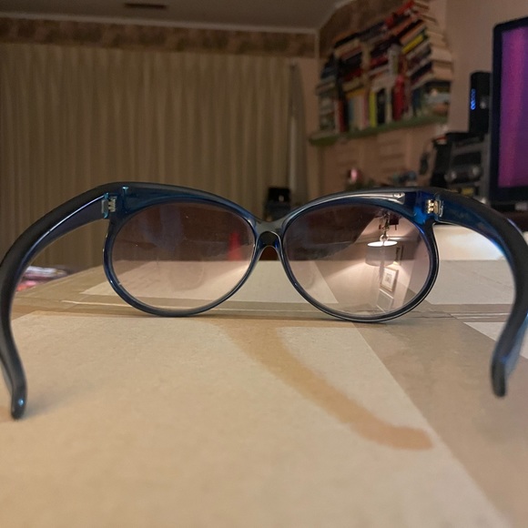 Vintage Cat Eye Blue Sunglasses (Unknown Brand) - Picture 2 of 4